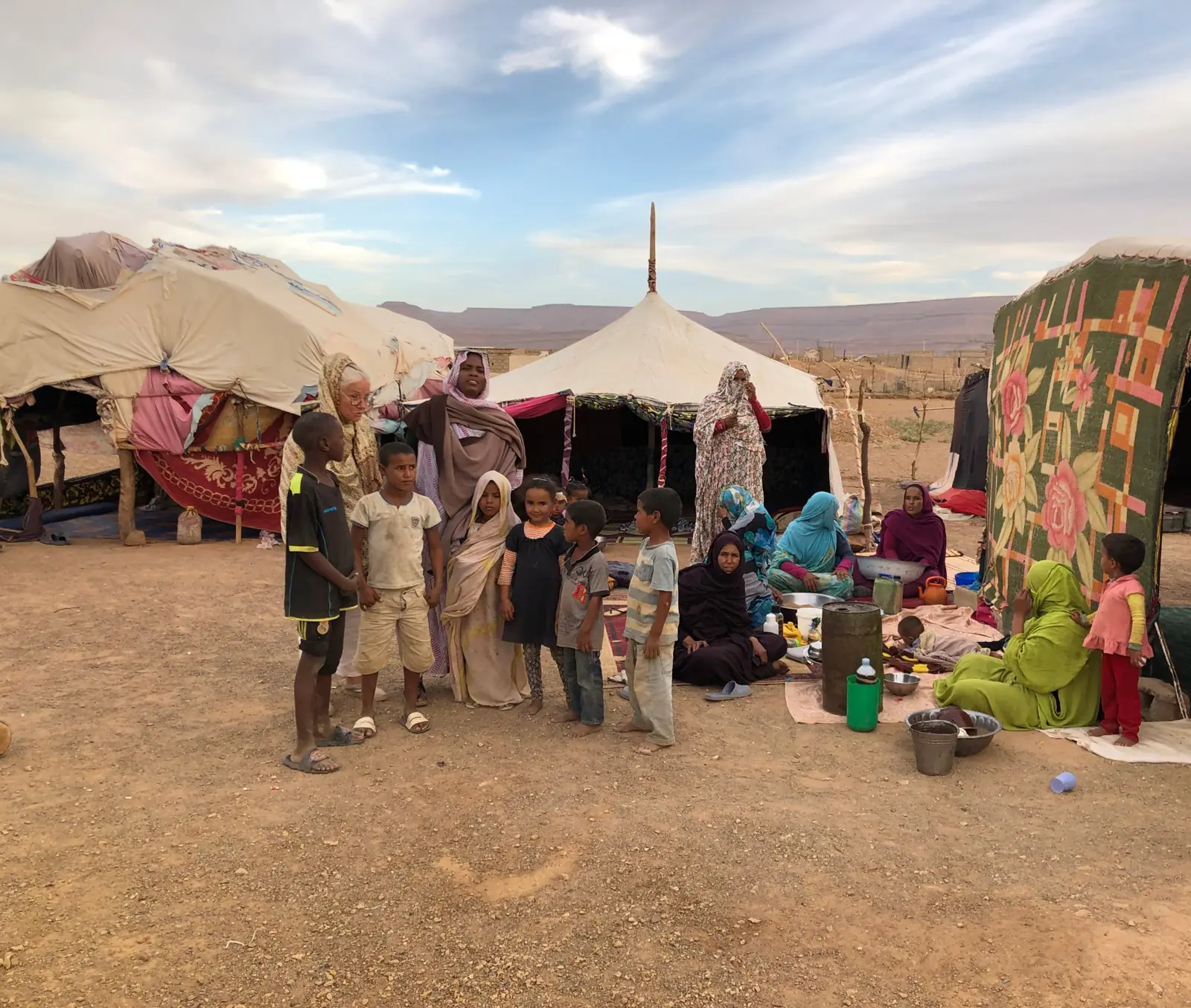 Barbara con le famiglie di un accampamento di tende vicino ad Atar
