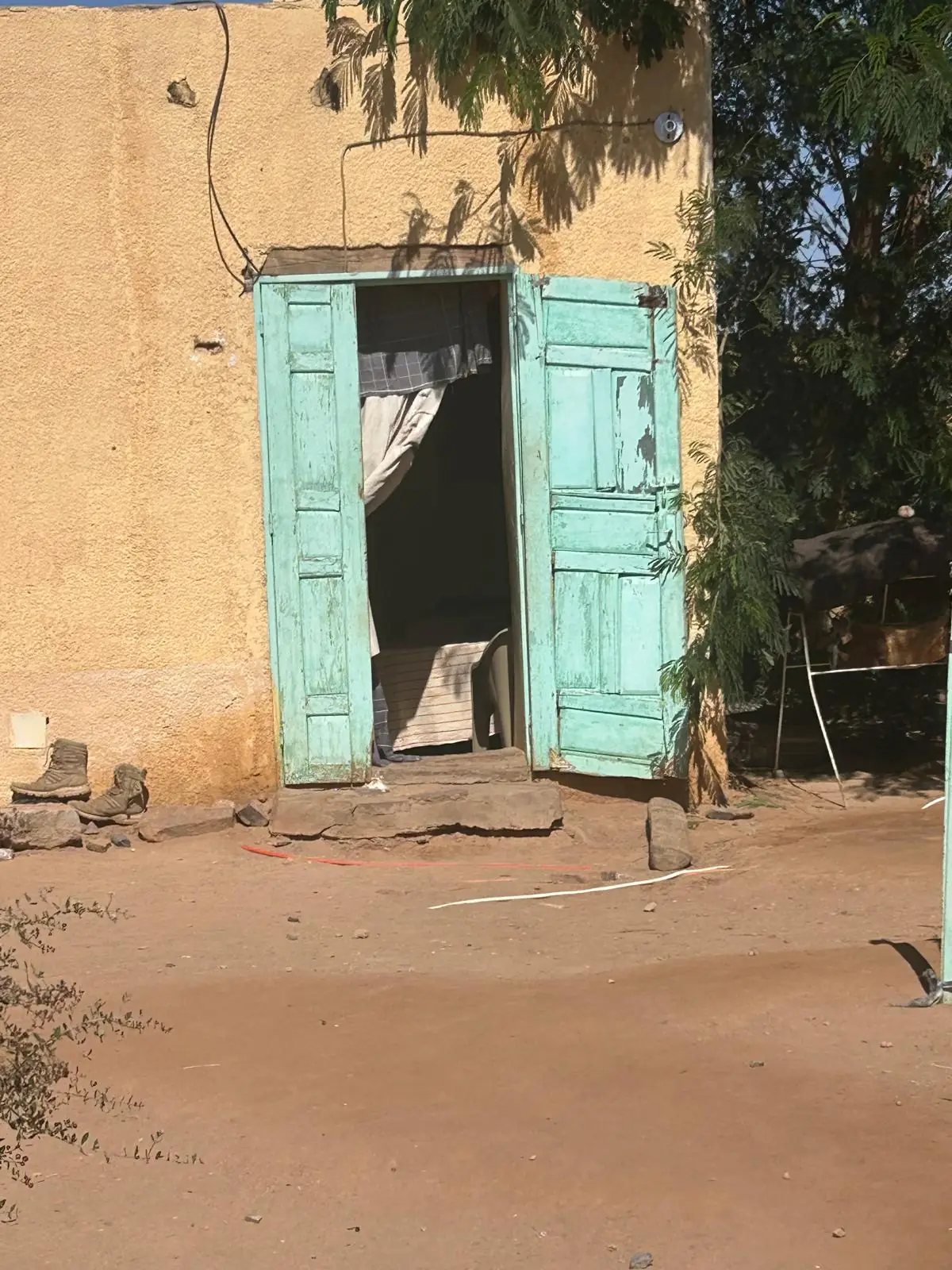 La porta azzurra della sala dove si misura la vista